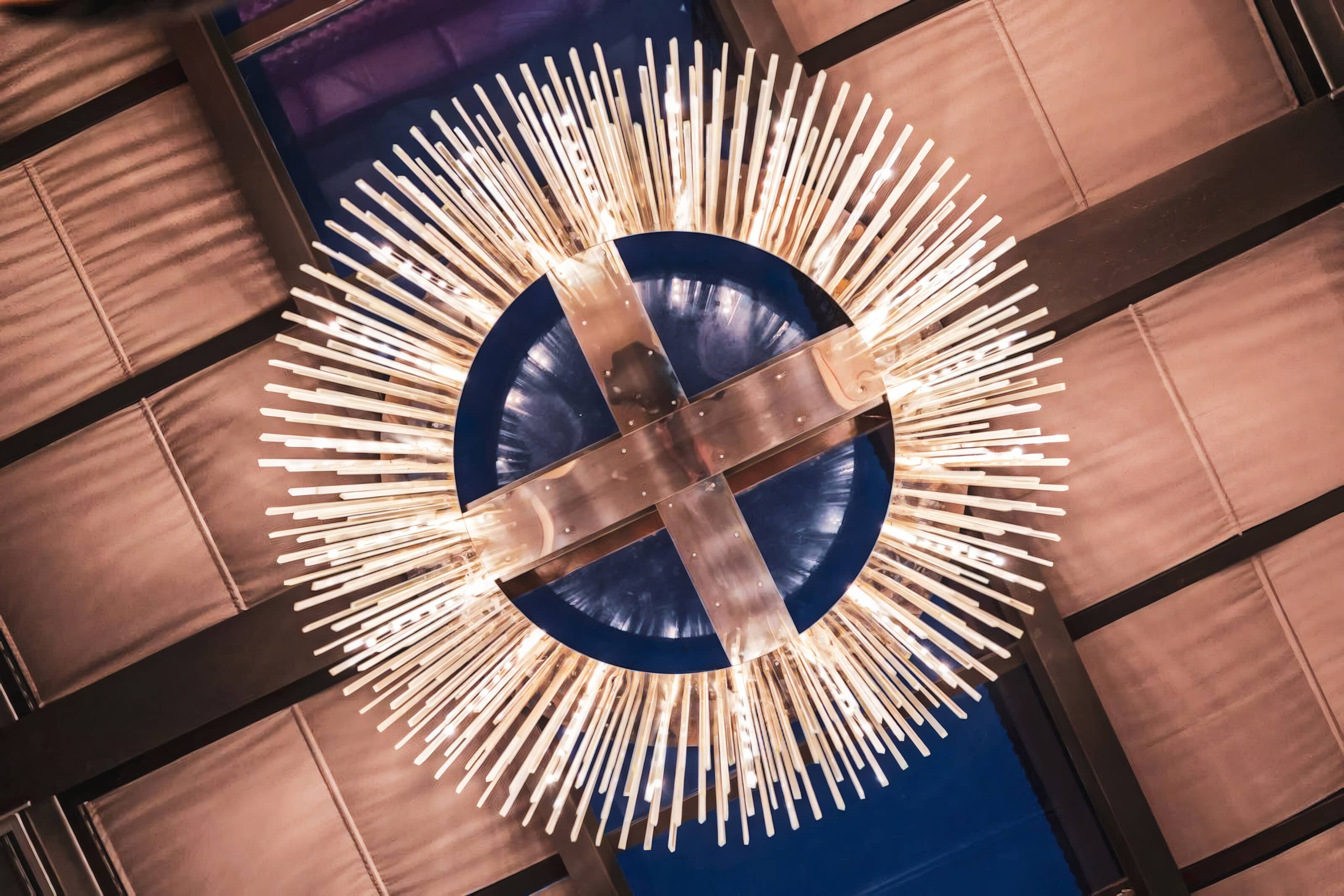 Il lampadario di cristallo a raggiera della sala, visto dal basso