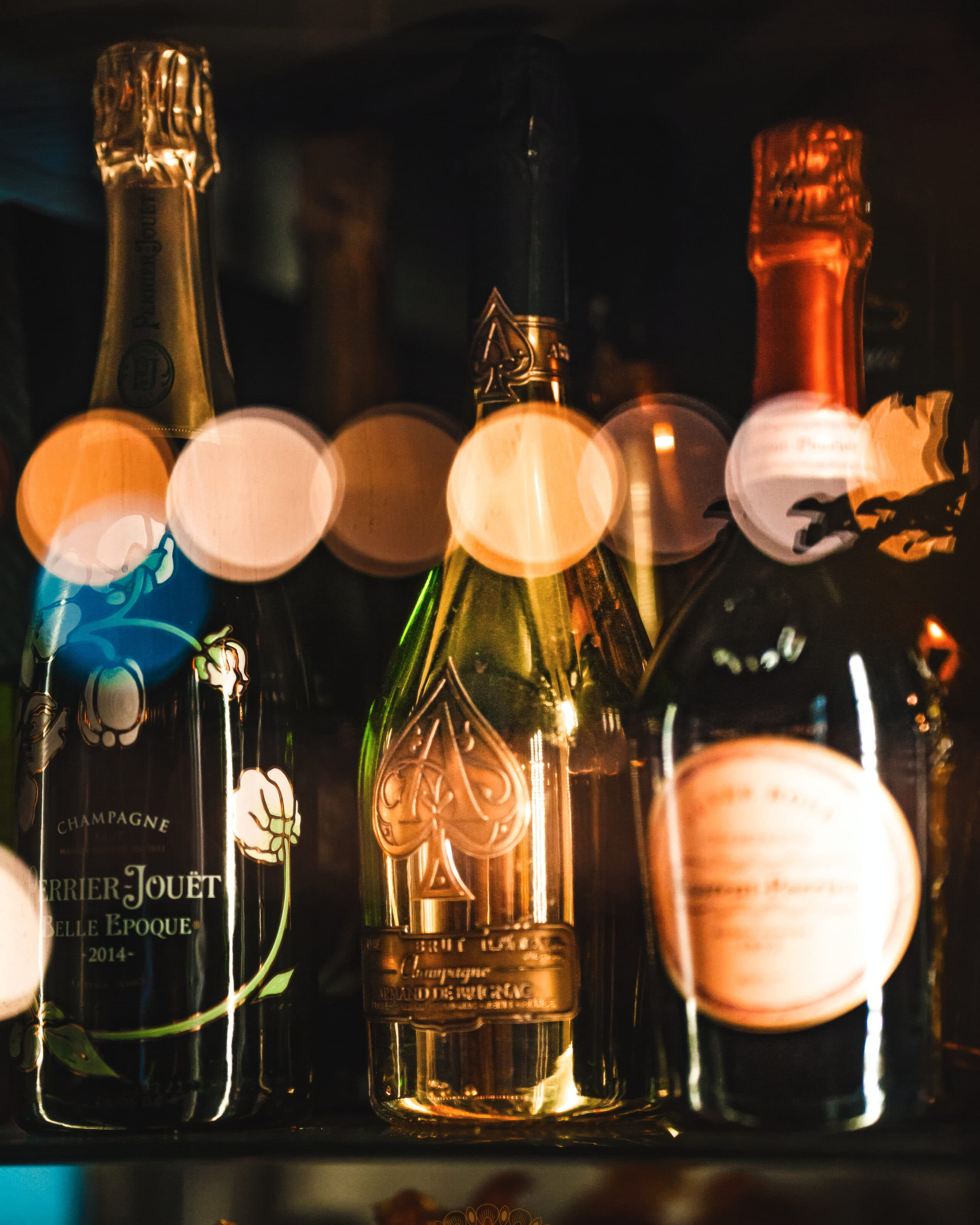 Bottiglie di champagne illuminate sullo scaffale