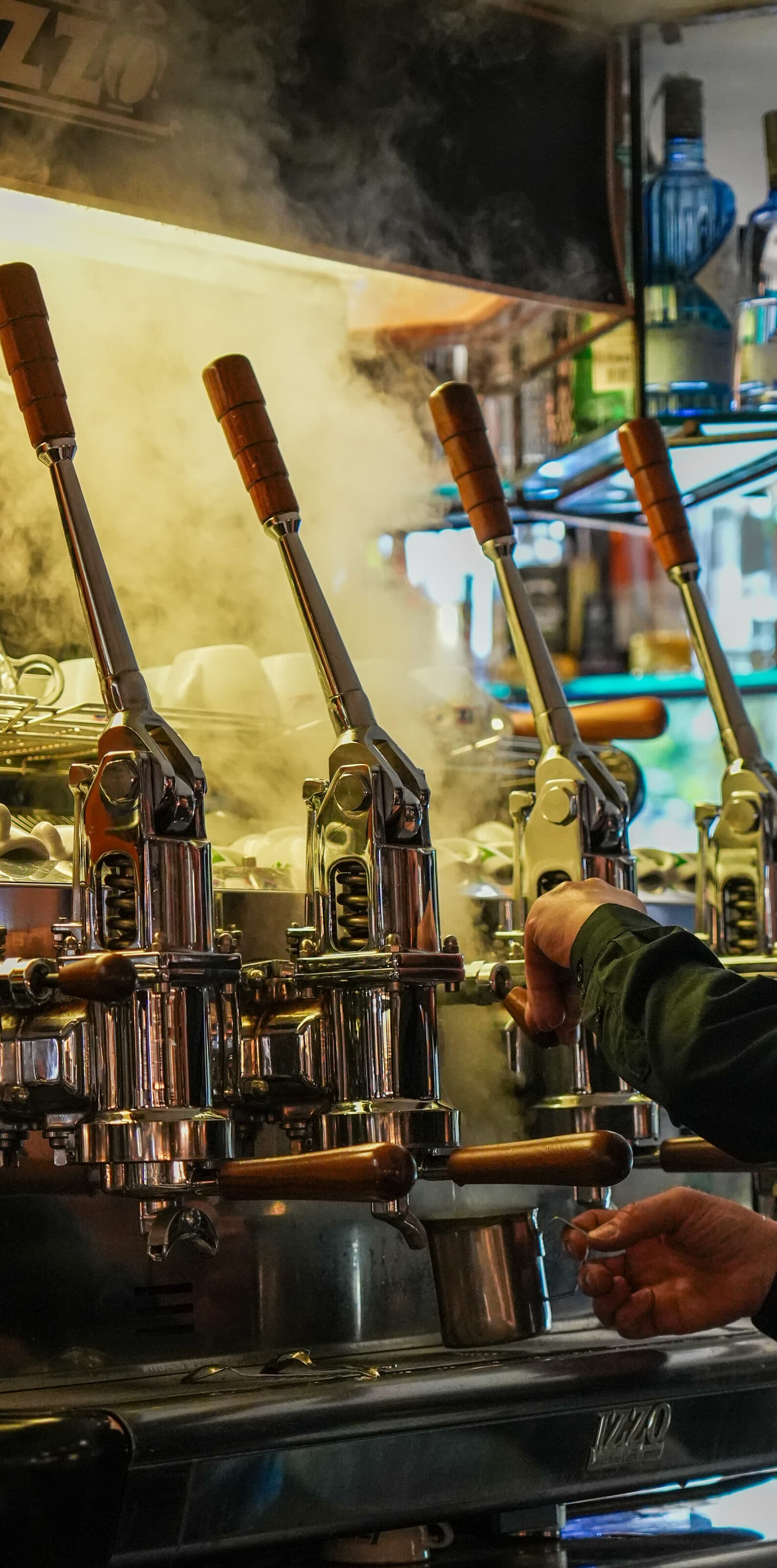 La macchina del caffè a leve, al bancone