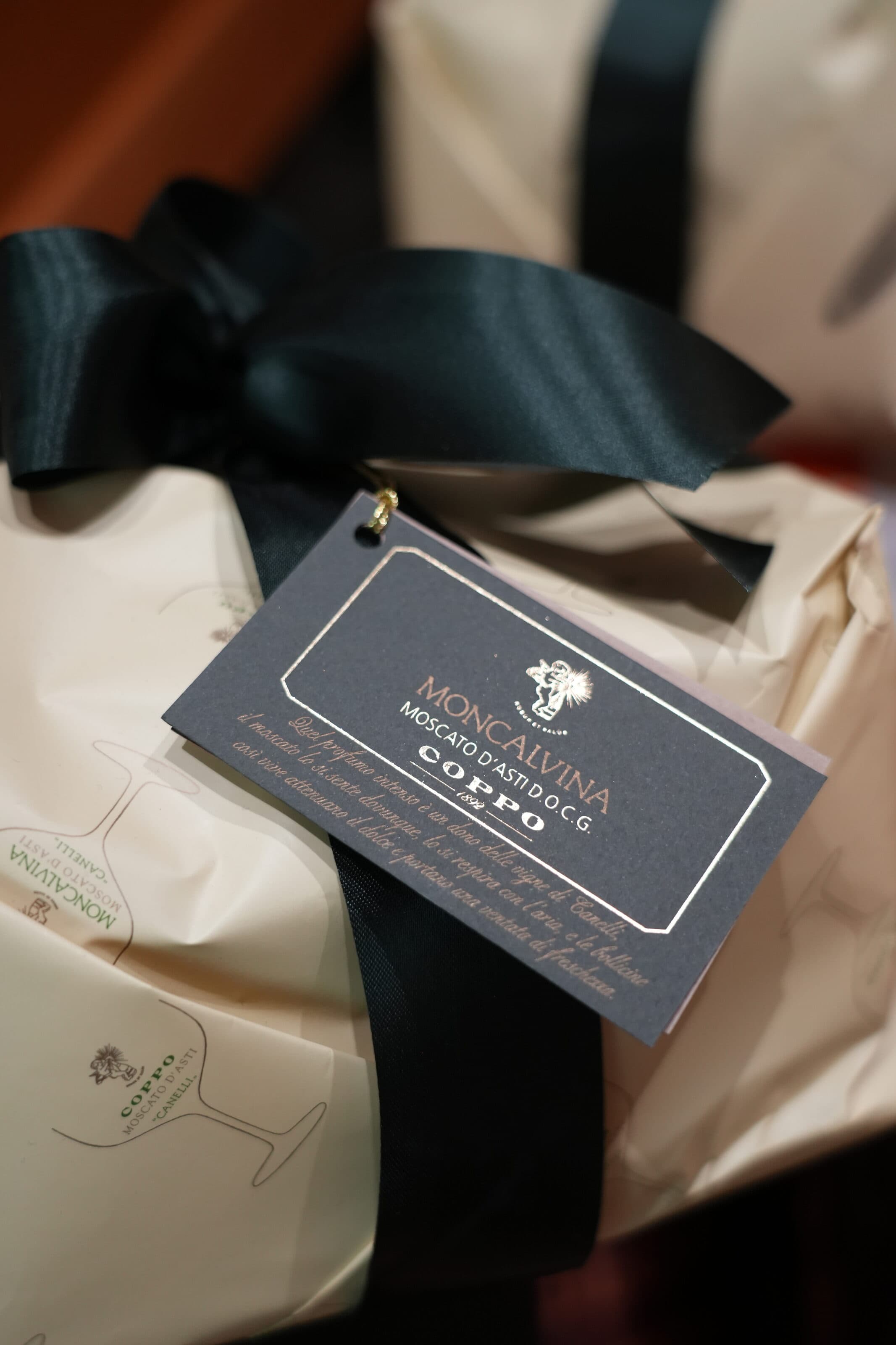 Un panettone artigianale incartato, col nastro e il cartellino
