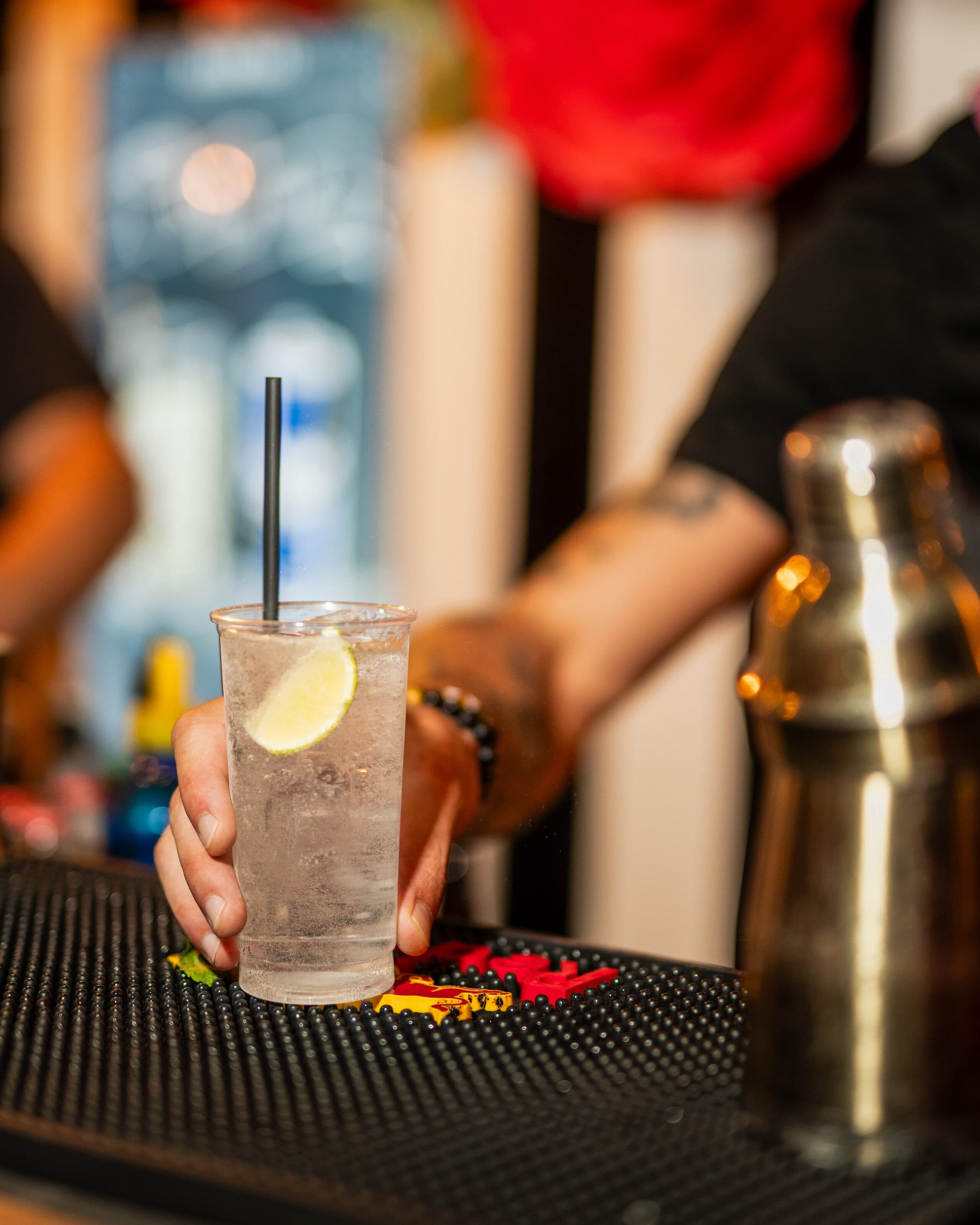 Un drink appena servito sul bancone dello Shabby