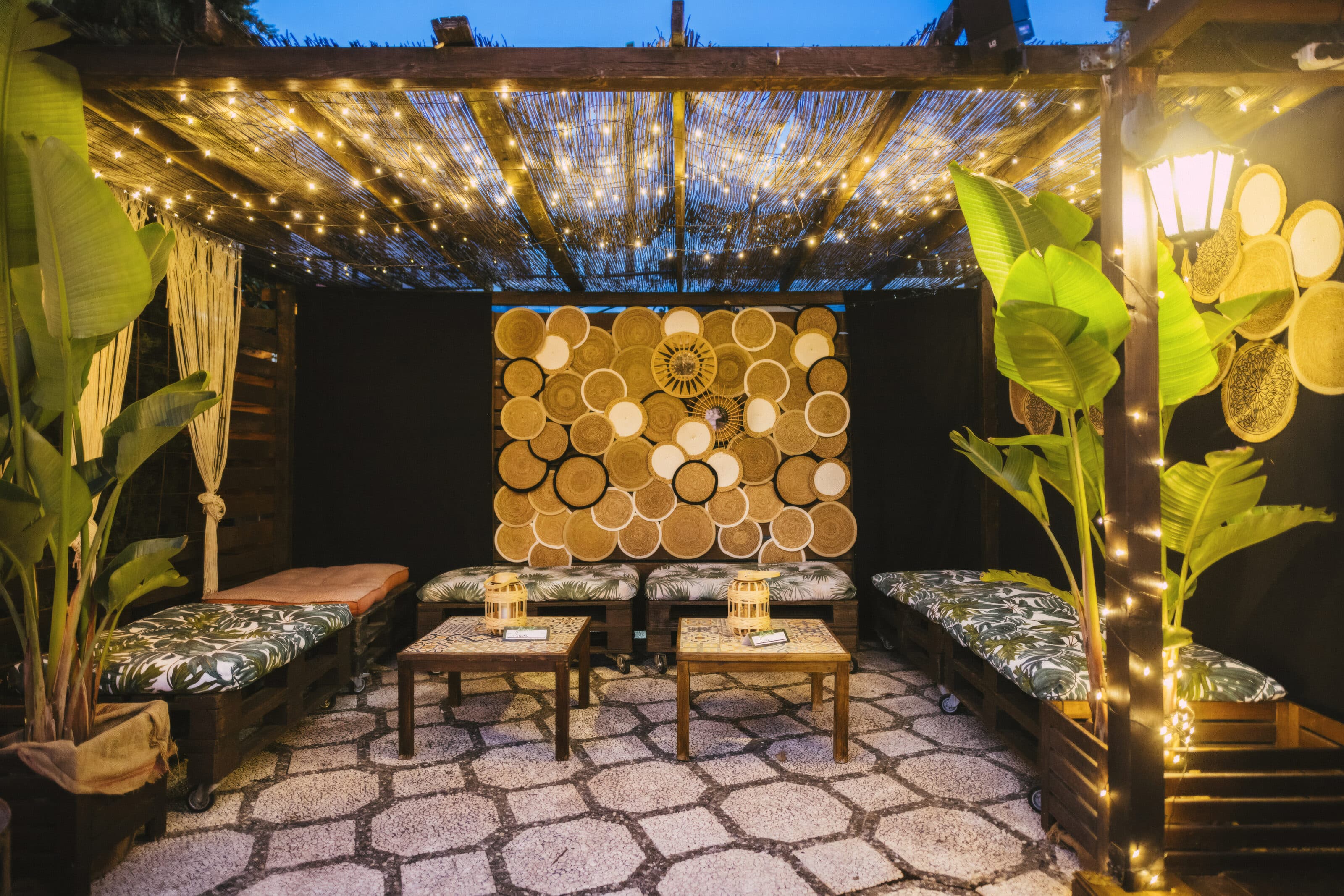 Il lounge dello Shabby sul selciato, con i cuscini e i dischi di legno alla parete