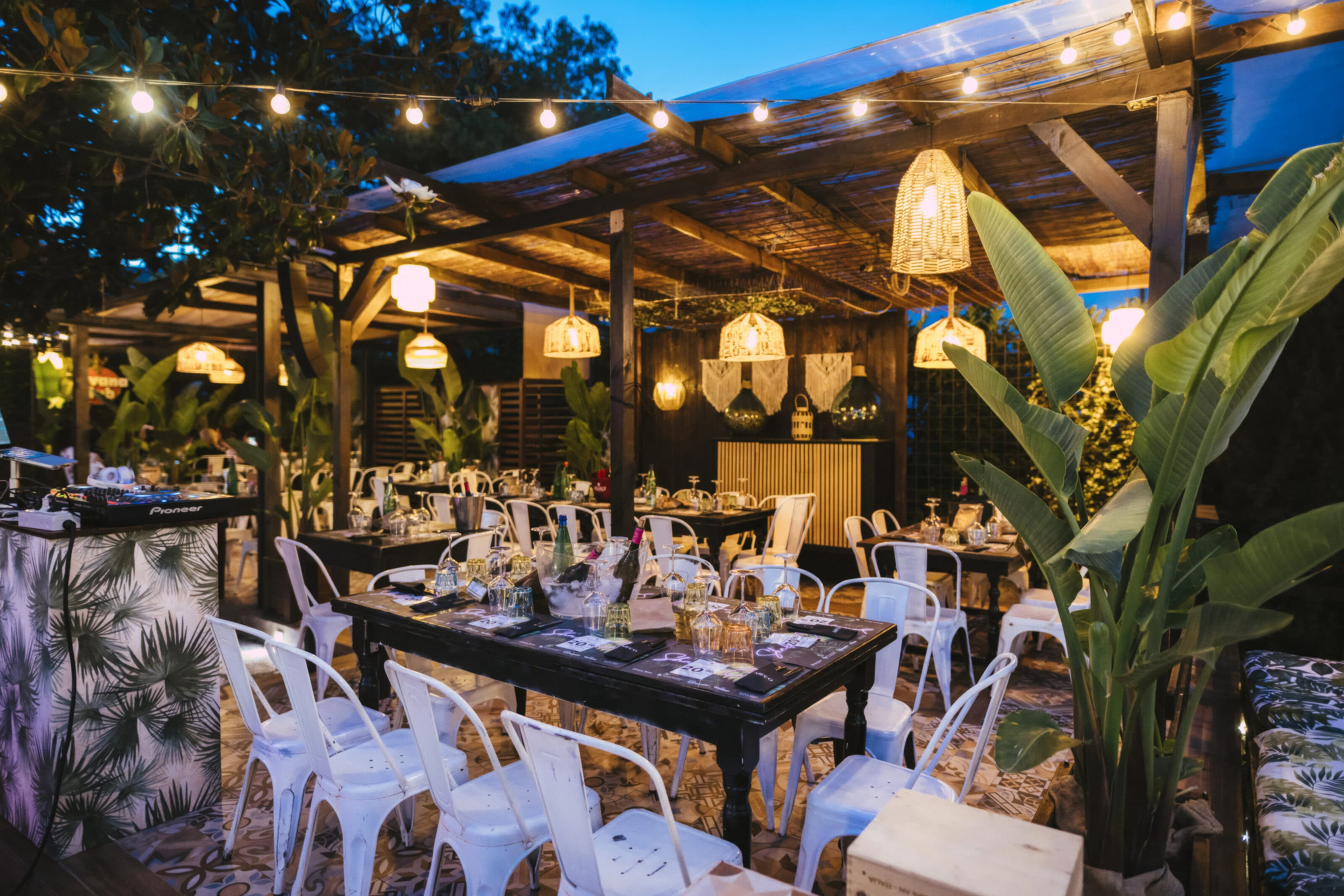 Il giardino dello Shabby al tramonto, con i fili di luci e le piante di banano