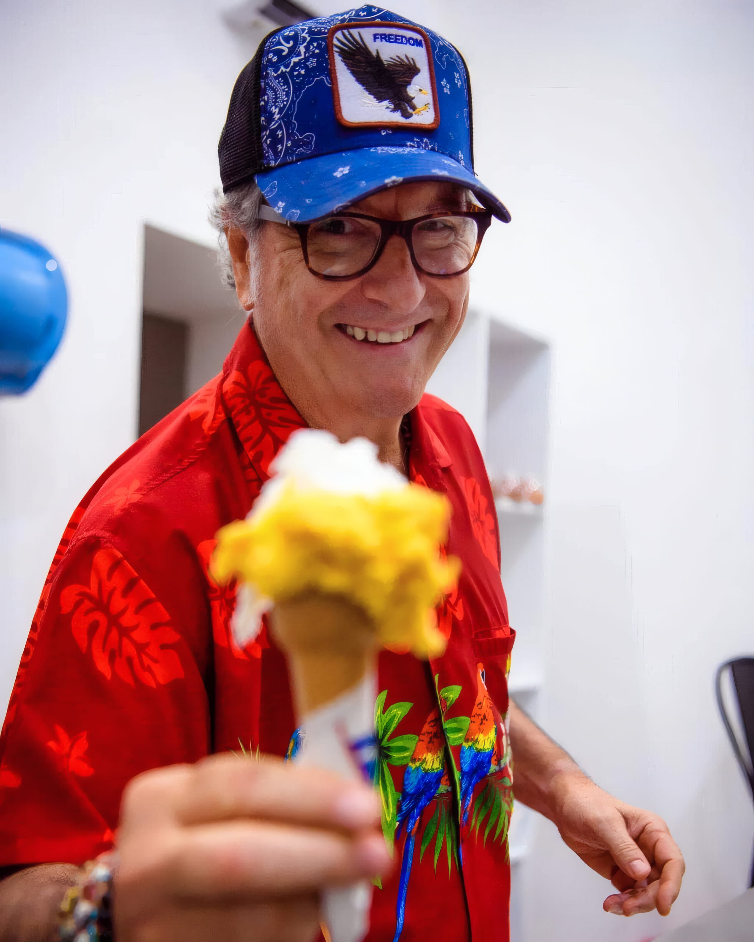 Vincenzo Minotti che porge un cono di gelato
