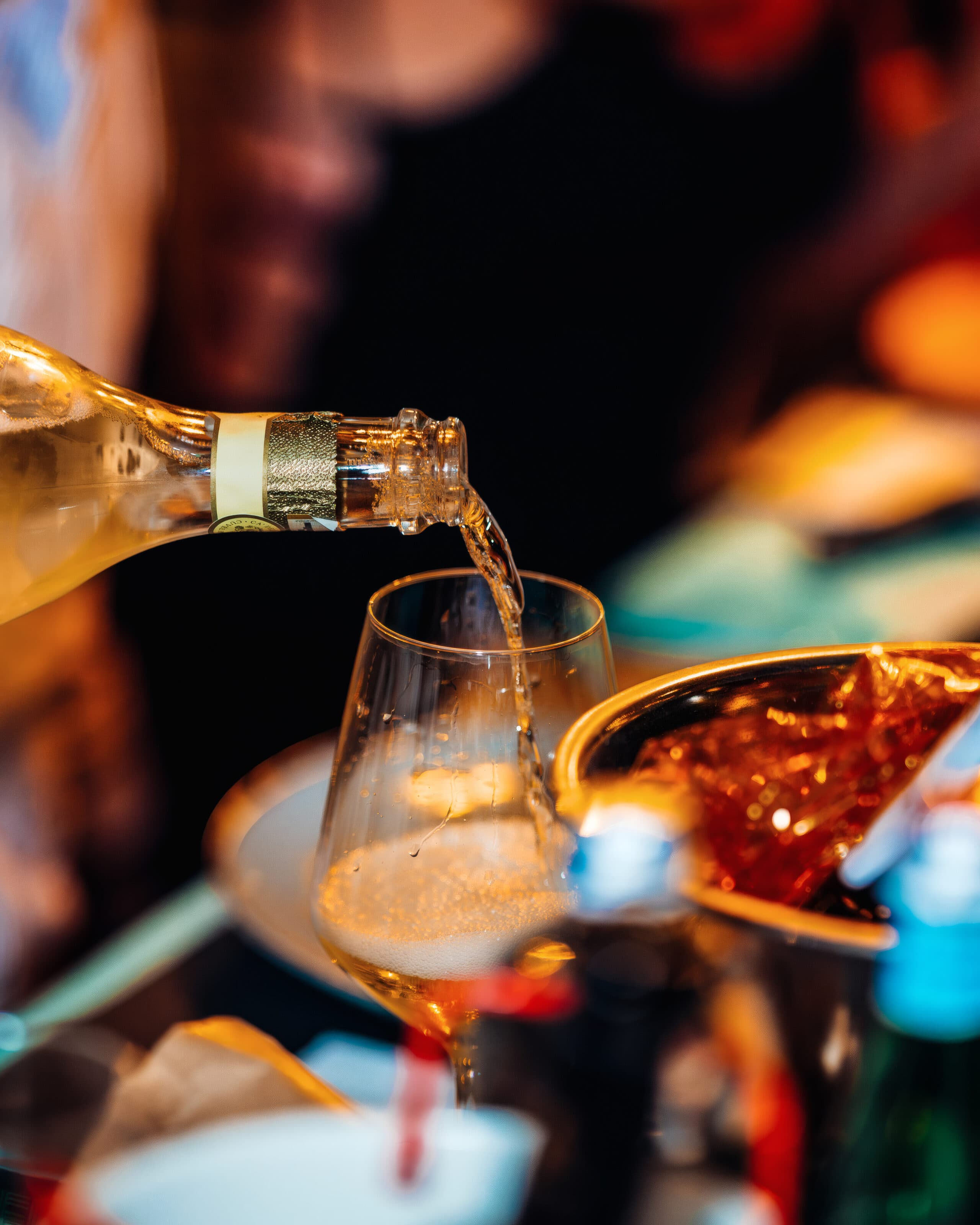 Vino versato nel calice, all'ora dell'aperitivo