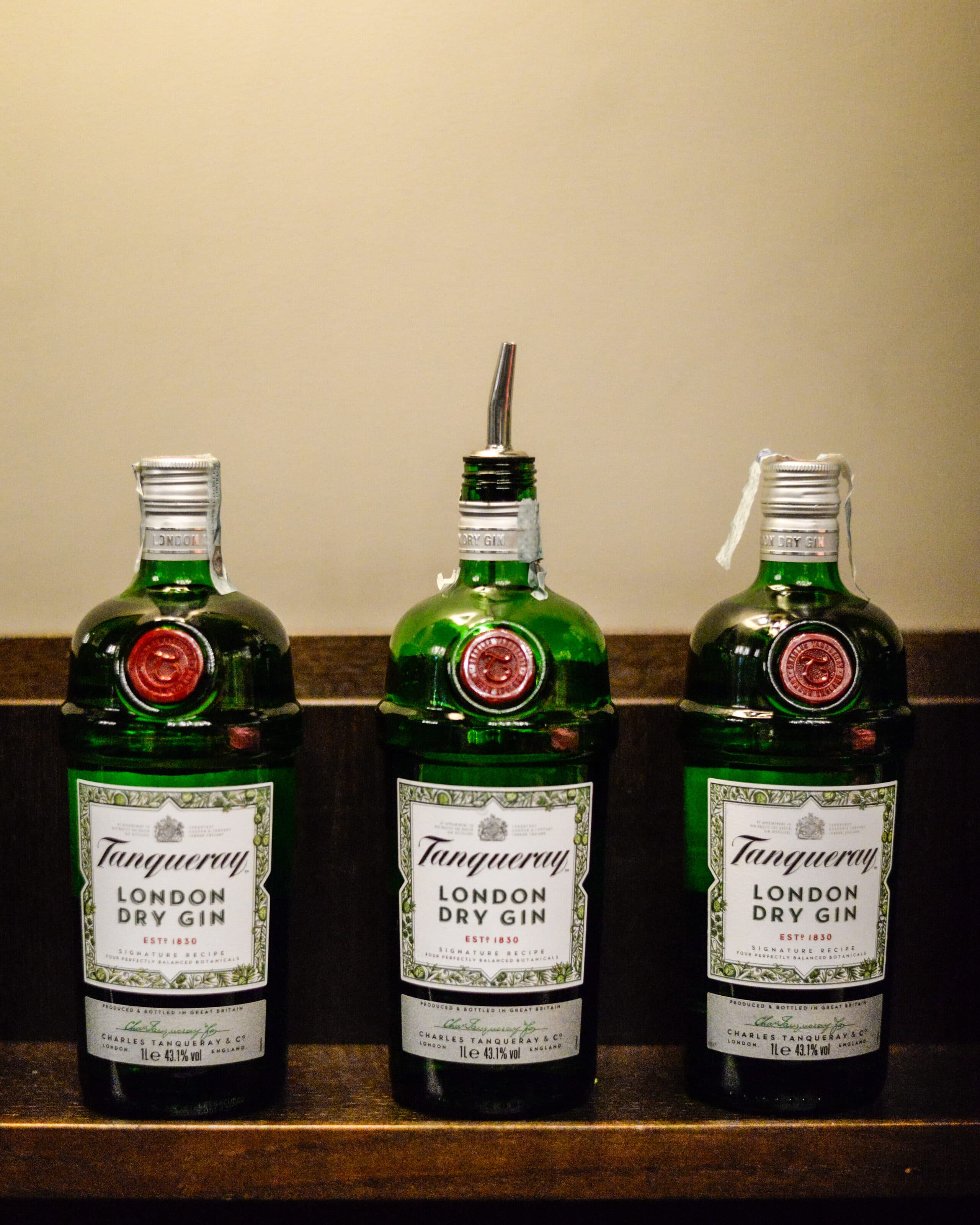 Bottiglie di gin al bancone