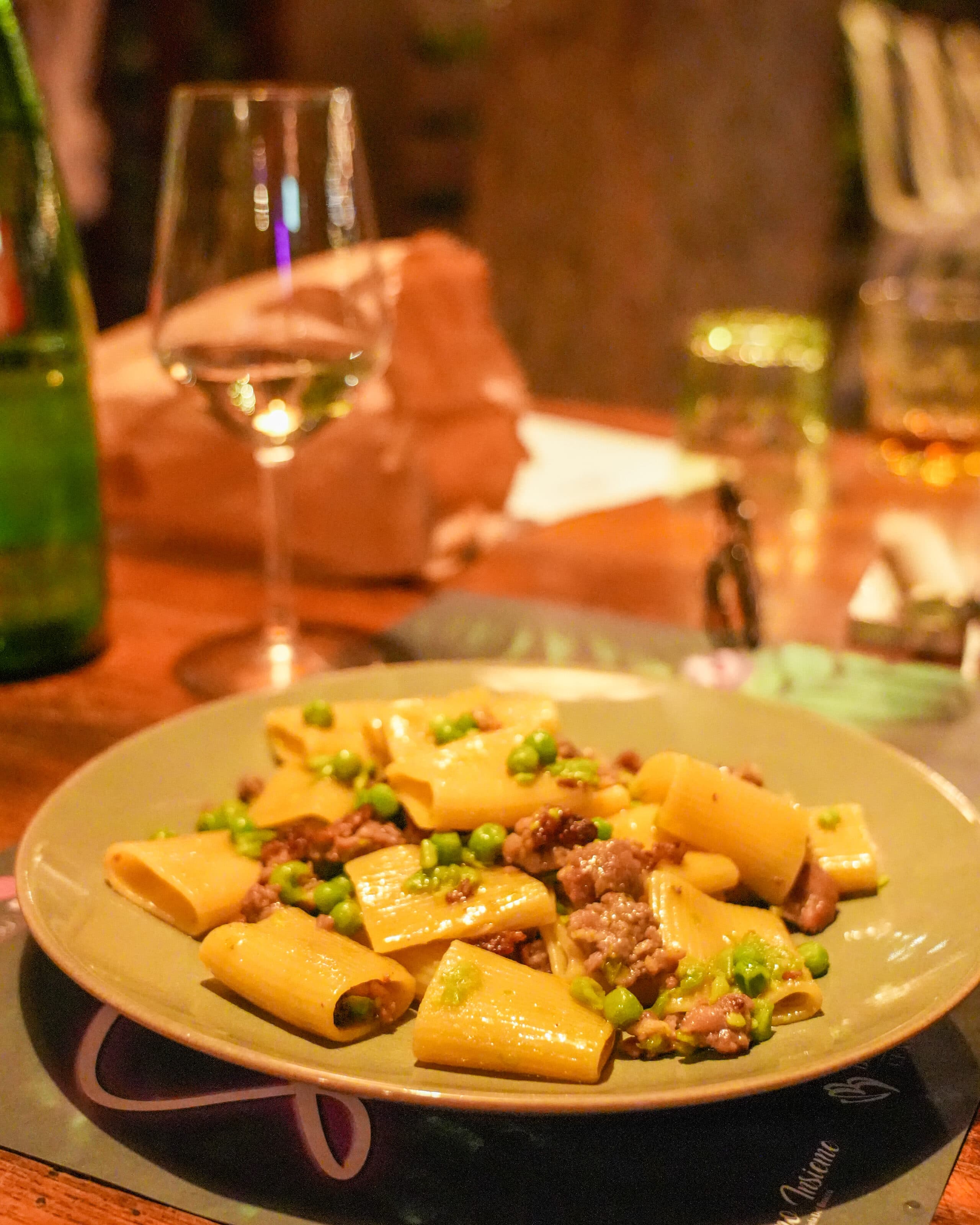 Paccheri con salsiccia e piselli, con un calice di bianco