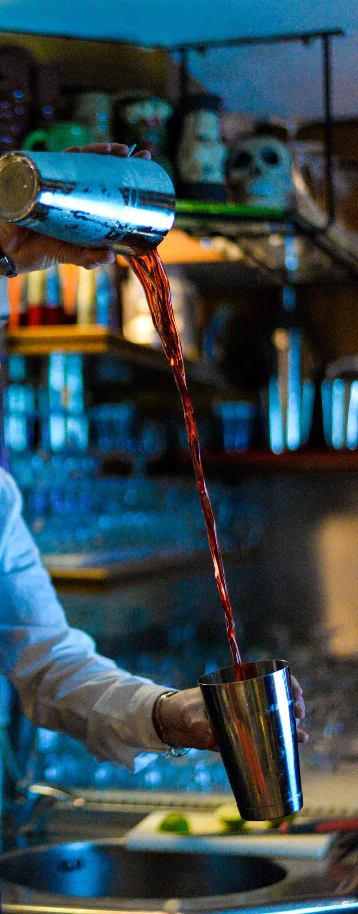 Il cocktail versato dallo shaker