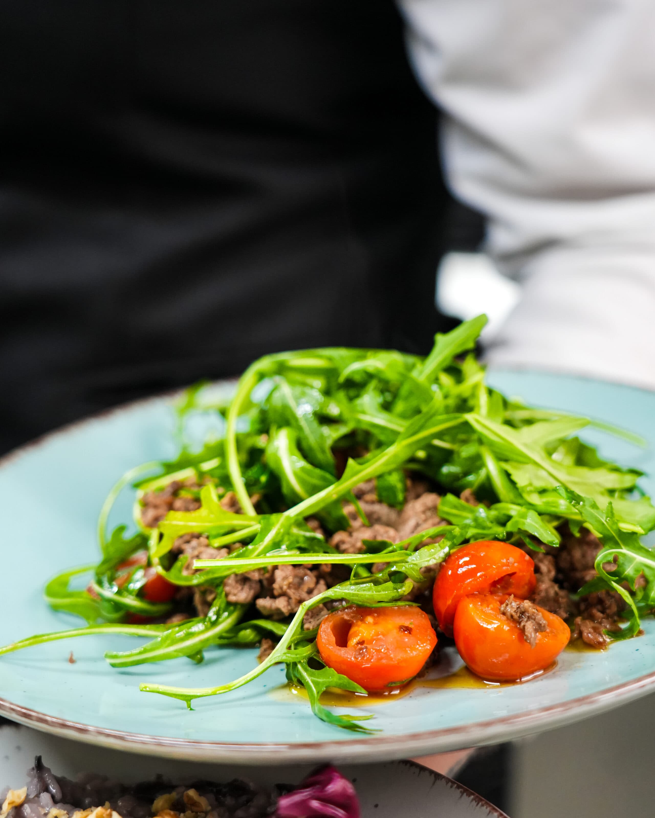 Tagliata con rucola e pomodorini, appena portata in sala